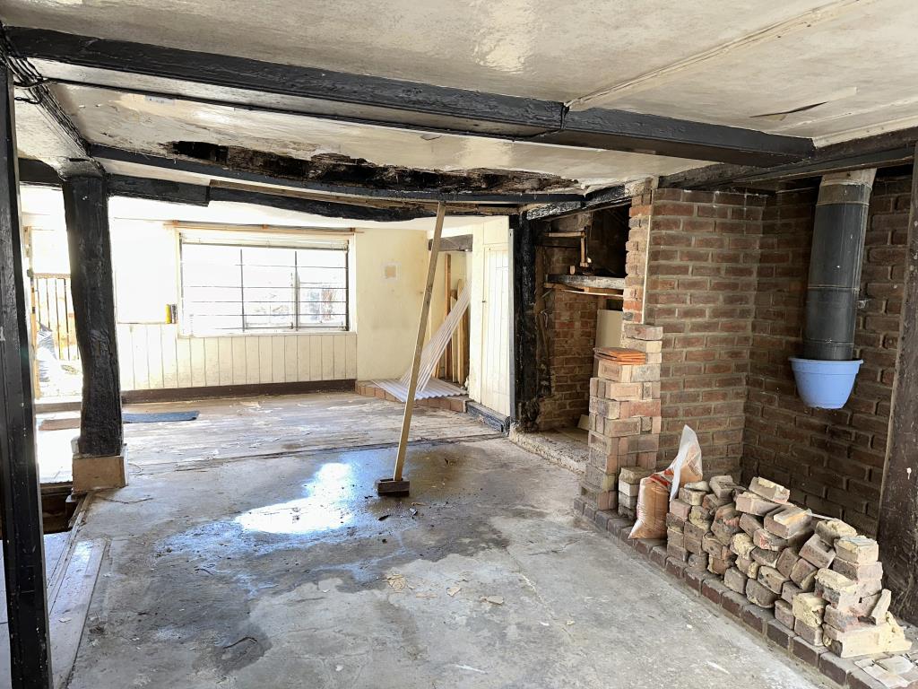 Lot: 162 - COMMERCIAL PREMISES WITH THREE-BEDROOM MAISONETTE CLOSE TO HIGH STREET FOR REPAIR - Commercial Unit